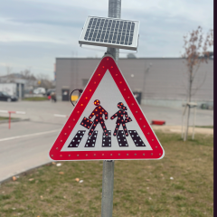 Соларен пътен знак A-18 нестандартен